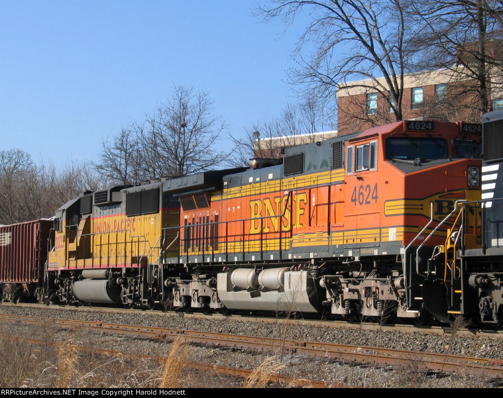 BNSF 4624 & UP 2035 on NS train 350